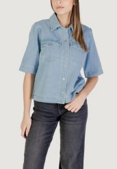 Kurtka Kobieta ONLY ONLBELLE S/S SHIRT DNM GUA NOOS. Niebieskie kurtki damskie Only, m, bez wzorów, z bawełny, bez kaptura. Za 201.25 zł.