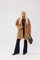 Karmelowy damski płaszcz Isabella z tkaniny bukla - elegancja i komfort PLUS SIZE XXL OVERSIZE JESIEŃ. Płaszcze damskie Moda Size Plus Iwanek, na jesień, l, bez wzorów, z poliesteru, eleganckie, plus size, krótkie, bez kaptura. Za 559.90 zł.