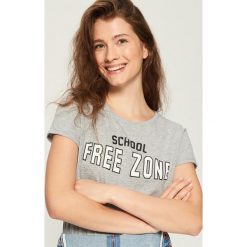 T-shirt z nadrukiem - Jasny szar. T-shirty damskie marki Sinsay. W wyprzedaży za 9.99 zł.