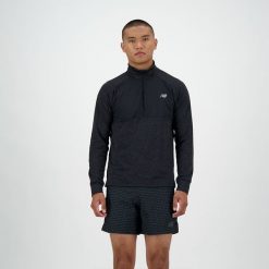 Bluza męska New Balance MT43204BK – czarna. Czarne bluzy sportowe męskie New Balance, m, bez wzorów, z materiału, bez kaptura, do biegania. Za 389.99 zł.