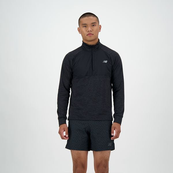 Bluza męska New Balance MT43204BK – czarna. Czarne bluzy męskie New Balance, m, bez wzorów, z materiału, bez kaptura. Za 389.99 zł.