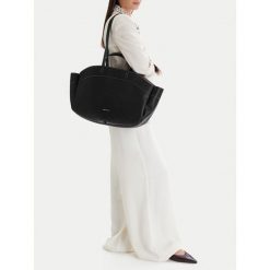 Torebka GINO ROSSI. Czarne torebki do ręki damskie Gino Rossi, bez wzorów, bez dodatków. Za 279.99 zł.