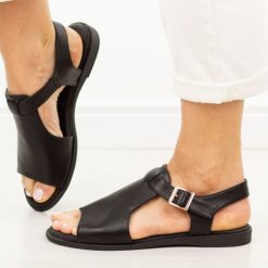 Czarne skórzane płaskie sandały damskie Cambell 19391. Czarne sandały damskie Cambell, bez wzorów, z jeansu, bez obcasa, na płaskiej podeszwie, bez zapięcia. Za 219.00 zł.