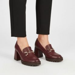 Półbuty damskie Armodo, cholewka ze skóry naturalnej o gładkim wykończeniu z metalową ozdobą na podbiciu i zaokrąglonym noskiem, bordowe, 1511. Czerwone półbuty damskie Armodo, z aplikacjami, z nubiku, biznesowe, bez obcasa, bez zapięcia. Za 469.00 zł.