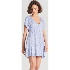Sukienka mini w kwiaty - Niebieski. Sukienki damskie marki Cropp. Za 69.99 zł.