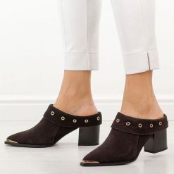 Brązowe skórzane klapki damskie na obcasie mule DiA 3059. Brązowe klapki damskie DiA, bez wzorów, z jeansu, eleganckie, bez obcasa, na obcasie. W wyprzedaży za 368.72 zł.