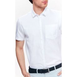 KOSZULA MĘSKA ZE STRUKTURALNEJ TKANINY O KROJU REGULAR. Koszule męskie marki TOP SECRET. W wyprzedaży za 39.99 zł.