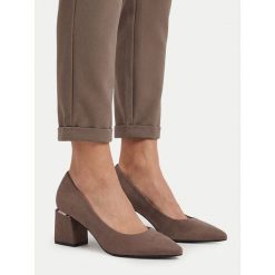 Czółenka JENNY. Szare czółenka damskie Jenny, bez wzorów, bez obcasa, bez zapięcia. Za 129.99 zł.