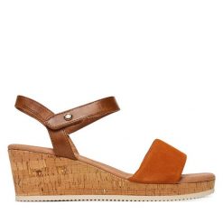 Sandały Marco Tozzi. Brązowe sandały damskie Marco Tozzi, bez wzorów, bez obcasa, na koturnie, bez zapięcia. Za 199.99 zł.