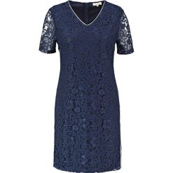 Sukienka w kolorze granatowym. Niebieskie sukienki damskie Gerry Weber, z haftami, z dekoltem na plecach. W wyprzedaży za 173.95 zł.