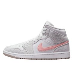 Buty do koszykówki damskie Nike Air Jordan 1 Retro Mid Se. Czerwone obuwie sportowe damskie Nike, bez wzorów, z materiału, do koszykówki, Nike Air Jordan. Za 849.00 zł.