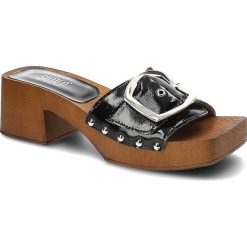 Czarne Klapki Simen Modne Buty Na Lato. Czarne klapki damskie Simen, z aplikacjami, ze skóry, bez obcasa, na obcasie, bez zapięcia. Za 195.00 zł.