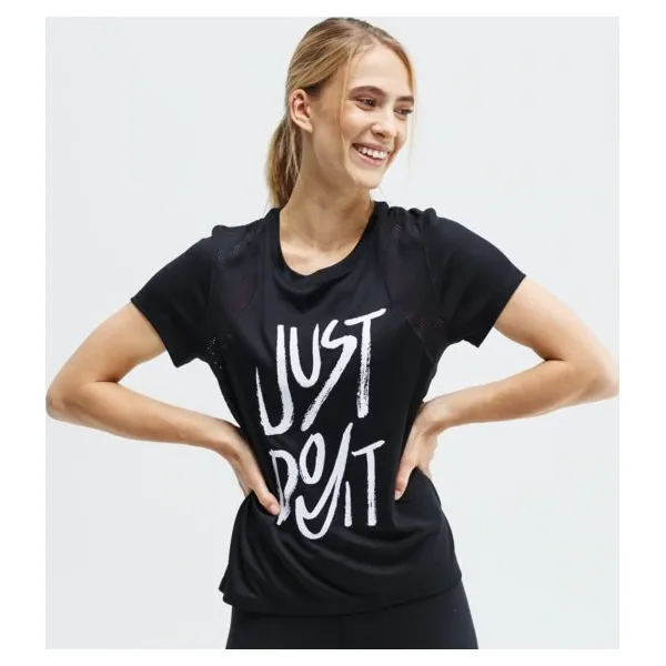 Nike Koszulka Ss W Nk Run Ss Gx , czarny, rozmiar M. Czarne koszulki sportowe damskie Nike, m, bez wzorów, z materiału, bez kołnierzyka, bez ramiączek, na fitness i siłownię, dri-fit (nike). Za 99.99 zł.