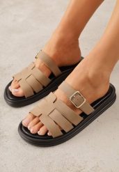 Ciemnobeżowe Klapki z Przekładanymi Paskami i Regulacją z Klamrą Celilye. Brązowe klapki damskie Renee, bez wzorów, z koronki, boho, bez obcasa, na płaskiej podeszwie. Za 79.99 zł.