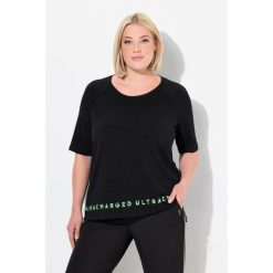 Damskie T-shirt napisy na rąbku klasyczny krój okrągły dekolt rękaw 1/2. Czarne koszulki sportowe damskie Ulla Popken, plus size, bez wzorów, z elastanu, bez kołnierzyka, bez ramiączek. Za 199.99 zł.