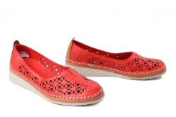 COMFORTABEL 830042-04 rot, półbuty damskie. Czerwone półbuty damskie Comfortabel, na lato, w ażurowe wzory, ze skóry, bez obcasa, bez zapięcia. Za 229.42 zł.