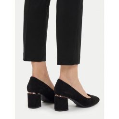 Czółenka JENNY. Czarne czółenka damskie Jenny, bez wzorów, bez obcasa, bez zapięcia. Za 129.99 zł.