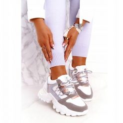 News Buty sportowe damskie sneakersy 21SP26-3973 białe. Białe obuwie sportowe damskie bez wzorów, ze skóry. Za 61.34 zł.