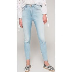 Wrangler - Jeansy Borneo. Niebieskie jeansy damskie Wrangler. W wyprzedaży za 259.90 zł.