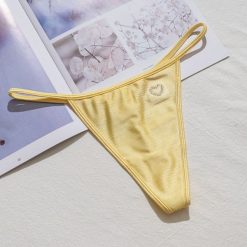 Stringi z wysokim wycięciem idealne pod obcisłe ubrania Domiziana. Zielone stringi damskie Intica, l, bez wzorów, z materiału. Za 69.00 zł.