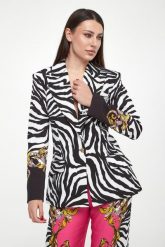 Marynarka damska VERSACE JEANS COUTURE. Żakiety damskie Versace Jeans Couture, bez wzorów, z jeansu. W wyprzedaży za 2,479.20 zł.