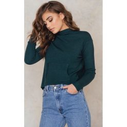 NA-KD Dzianinowy sweter z kieszenią z przodu - Green. Zielone swetry damskie marki NA-KD, bez wzorów, z dzianiny, bez kołnierzyka, bez ramiączek. Za 133.95 zł.