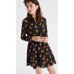 Koszulowa sukienka w kwiaty - Czarny. Sukienki damskie Cropp. W wyprzedaży za 49.99 zł.