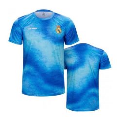 Królewsko niebieska koszulka treningowa Realu Madryt - M. Niebieskie koszulki sportowe męskie FC Barcelona, m, bez wzorów, bez kołnierzyka, bez ramiączek, do piłki nożnej. W wyprzedaży za 163.10 zł.
