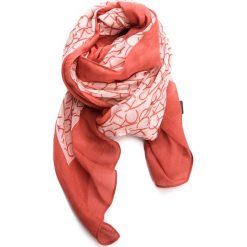 Szal CALVIN KLEIN - Ck Allover Scarf K60K604136 618. Szaliki i chusty damskie marki Calvin Klein. Za 179.00 zł.