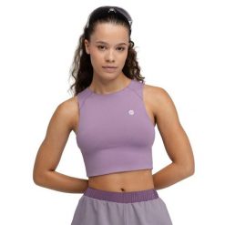 Damska koszulka crop top bez rękawów do biegania w terenie Trekking Siroko Pho. Fioletowe koszulki sportowe damskie SIROKO, bez wzorów, z tkaniny, bez kołnierzyka, bez ramiączek, do biegania. Za 126.00 zł.