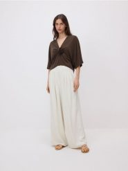 Bluzka kimono z modalem - brązowy. Brązowe bluzki damskie Reserved, l, bez wzorów, z dzianiny, bez kołnierzyka, bez ramiączek. W wyprzedaży za 49.99 zł.