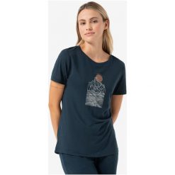 Koszulka z krótkim rękawem damska SUPER.NATURAL Preikestolen Cliffs Tee. Niebieskie koszulki sportowe damskie super.natural, xs, bez wzorów, bez kołnierzyka, bez ramiączek. Za 249.99 zł.