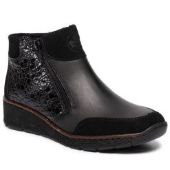 Botki Rieker. Czarne botki damskie Rieker, bez obcasa, na płaskiej podeszwie, bez zapięcia. Za 289.99 zł.