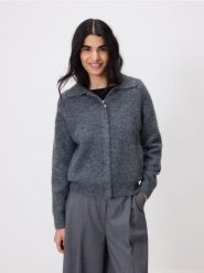 Sweter z kołnierzem - ciemnoszary. Szare swetry damskie Reserved, l, bez wzorów, z dzianiny, bez kołnierzyka, bez ramiączek, bez kaptura. Za 169.99 zł.