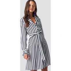 NA-KD Classic Sukienka w paski z wiązaniem - Black,White. Sukienki damskie marki NA-KD Classic. Za 202.95 zł.