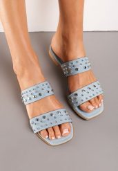 Jasnoniebieskie Klapki z Noskiem w Kwadrat i Nitami Wrisa. Niebieskie klapki damskie Renee, bez wzorów, z materiału, bez obcasa, na płaskiej podeszwie. Za 49.99 zł.