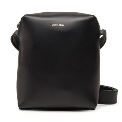 Saszetka Calvin Klein. Czarne saszetki męskie Calvin Klein, młodzieżowe, małe. Za 399.99 zł.