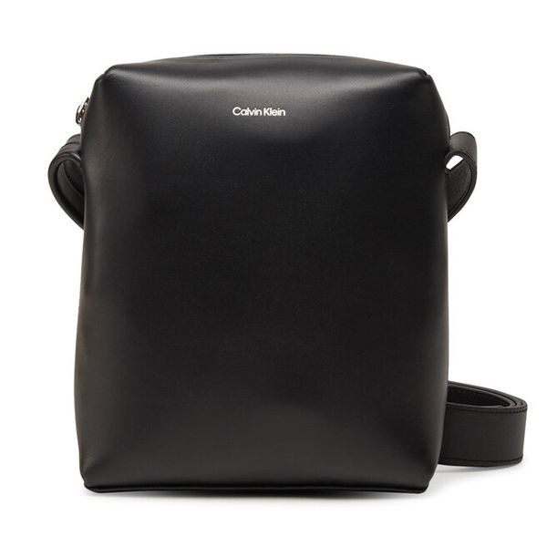 Saszetka Calvin Klein. Czarne saszetki męskie Calvin Klein, młodzieżowe, małe. Za 399.99 zł.