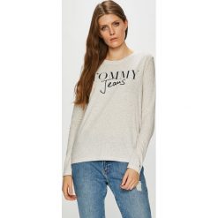 Tommy Jeans - Bluzka. Szare bluzki damskie Tommy Jeans, z nadrukiem, z bawełny, casualowe, z okrągłym kołnierzem. Za 159.90 zł.