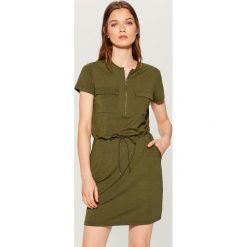 Sukienka z rozpinanym dekoltem - Khaki. Sukienki damskie marki Mohito. Za 89.99 zł.