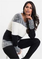 Sweter z grubej dzianiny. Czarne swetry damskie bonprix, bez wzorów, z dzianiny, bez kołnierzyka, bez ramiączek, długie, bez kaptura. Za 112.99 zł.