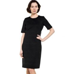 Sukienka w kolorze czarnym. Sukienki damskie marki Deni Cler, z denimu, eleganckie, z dekoltem na plecach. W wyprzedaży za 529.95 zł.