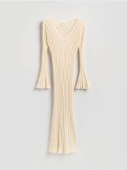 Prążkowana sukienka z wiskozy - beżowy. Brązowe sukienki damskie Reserved, l, bez wzorów, z dzianiny, bez kołnierzyka, bez ramiączek, dopasowane. Za 179.99 zł.