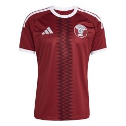 Koszulka podstawowa Qatar 26. Czerwone koszulki sportowe męskie Adidas, bez wzorów, bez kołnierzyka, bez ramiączek, do piłki nożnej, climacool (adidas). Za 439.00 zł.