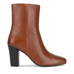 Botki GINO ROSSI. Brązowe botki damskie Gino Rossi, bez obcasa, na słupku, bez zapięcia. Za 379.99 zł.