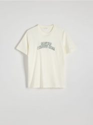 T-shirt regular ze świątecznym napisem - złamana biel. T-shirty męskie Reserved, l, bez wzorów, z bawełny, wizytowe, bez kołnierzyka. W wyprzedaży za 19.99 zł.