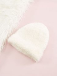 Czapka - kremowy. Białe czapki i kapelusze damskie Sinsay, bez wzorów, z futra. Za 19.99 zł.