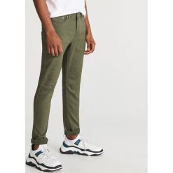 Spodnie slim fit - Khaki. Spodnie materiałowe męskie Reserved. W wyprzedaży za 89.99 zł.
