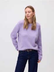 Sweter z dodatkiem wełny - lawendowy. Fioletowe swetry damskie Reserved, l, bez wzorów, z dzianiny, bez kołnierzyka, bez ramiączek, bez kaptura. Za 149.99 zł.