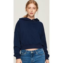 Krótka bluza z kapturem - Granatowy. Bluzy damskie marki Sinsay. W wyprzedaży za 29.99 zł.